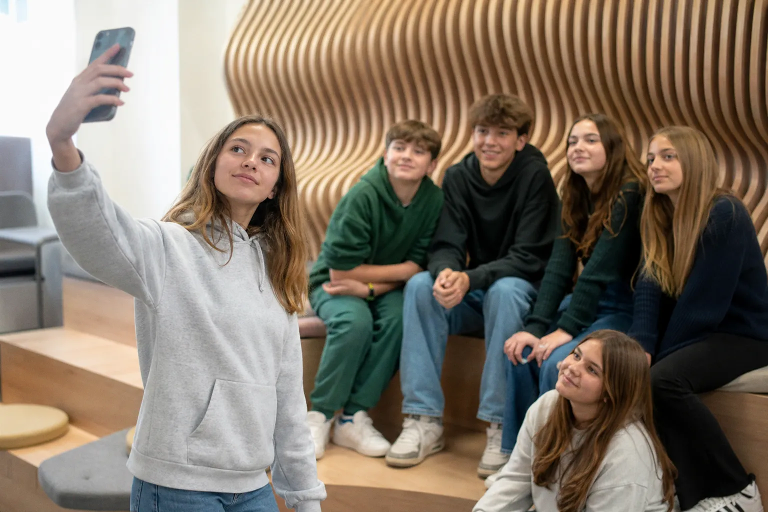 Interdiction des réseaux sociaux avant 15 ans : quel impact réel pour les adolescents ?