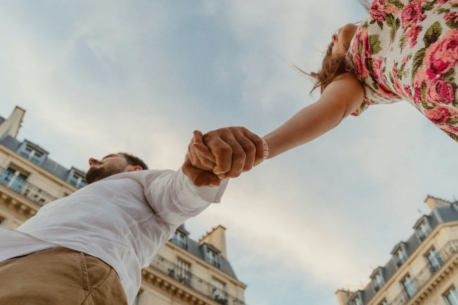 Pourquoi la baisse des baisers chez les jeunes interroge nos usages des applications de rencontre