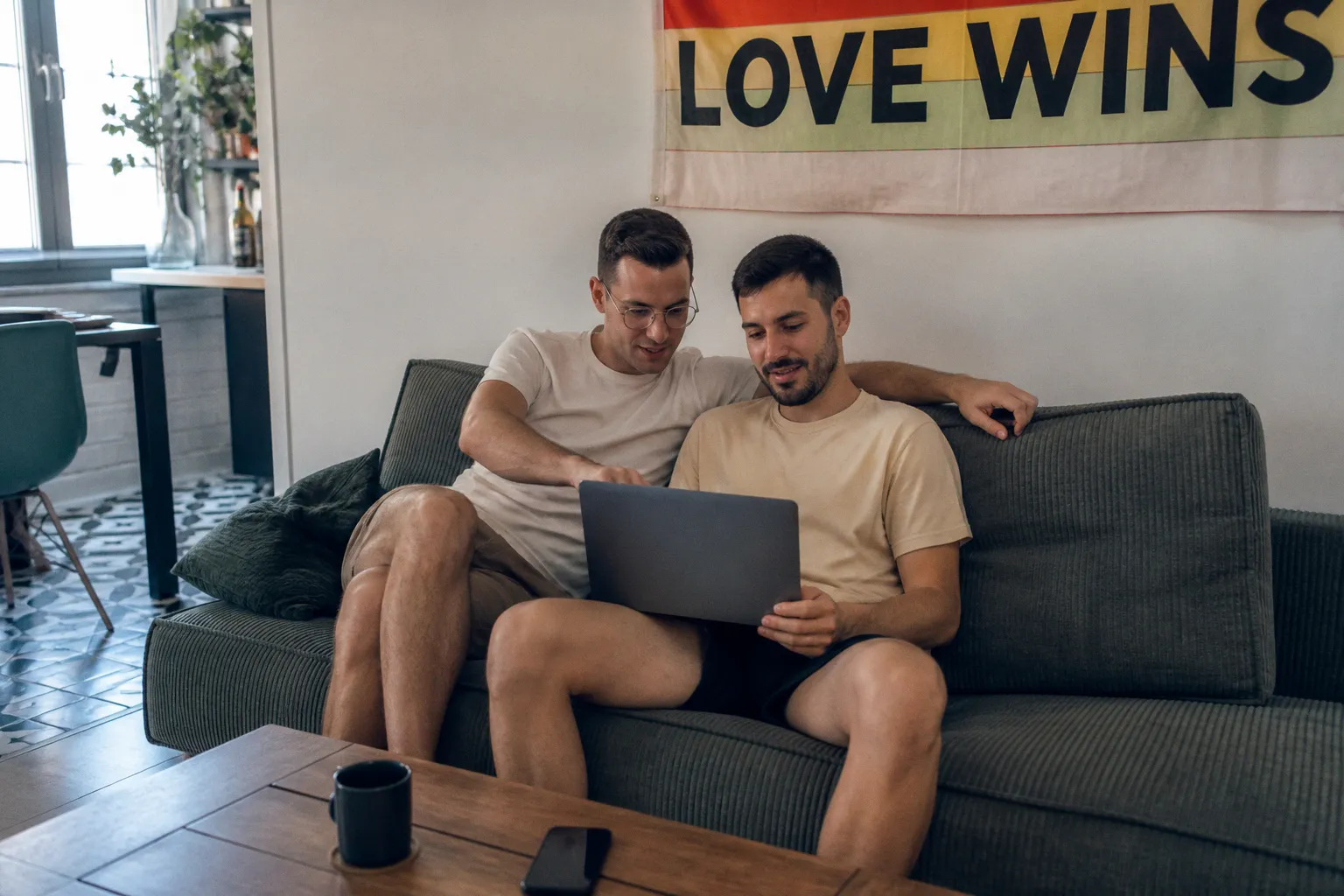 Rencontres LGBTQ+ en ligne : décryptage des promesses derrière les classements