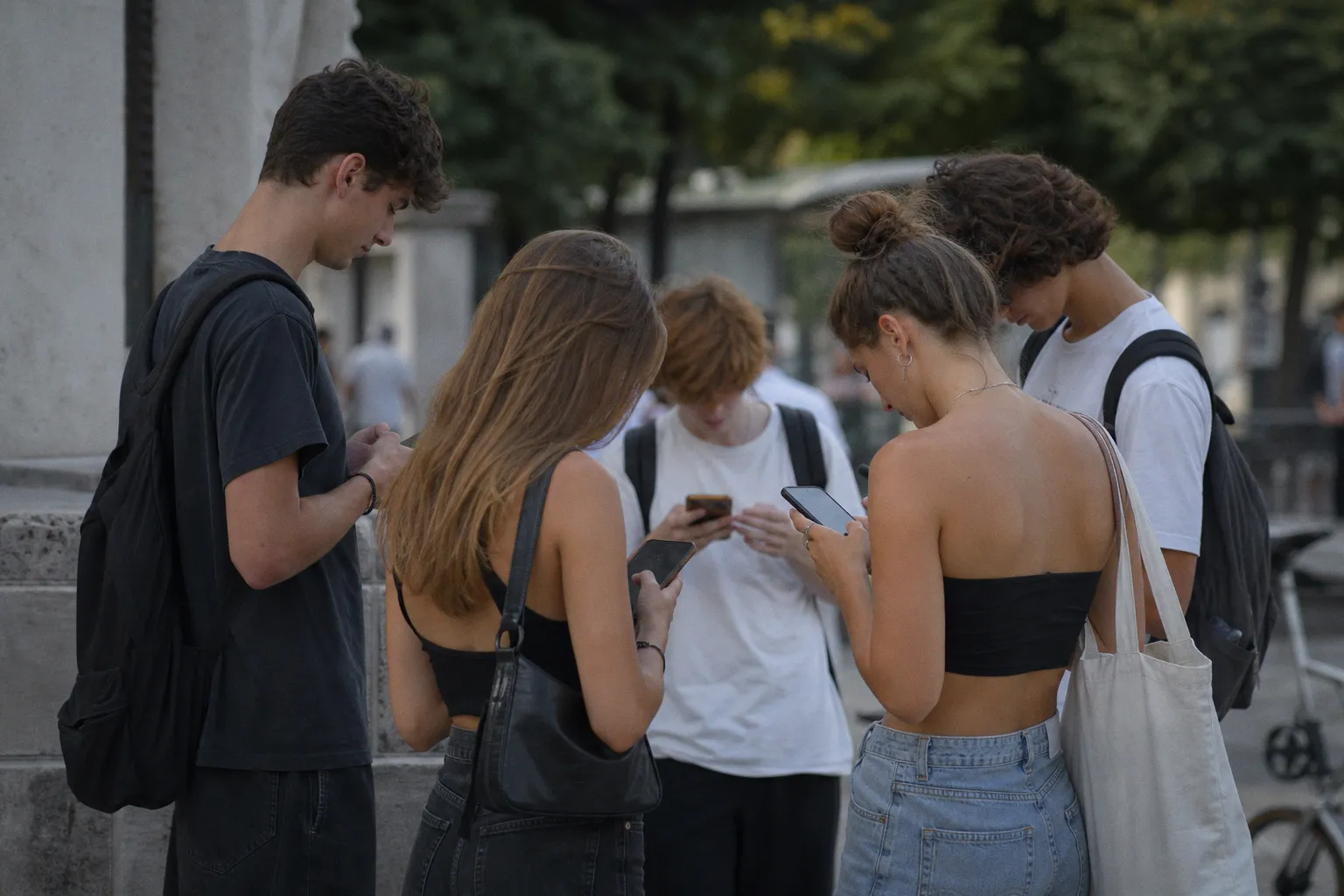 Réseaux sociaux : quel avenir pour le modèle économique face à la loi sur l'âge limite ?