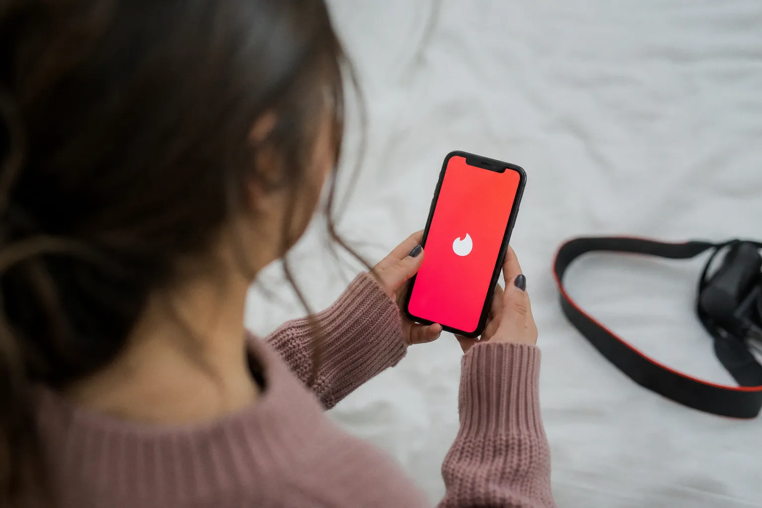 Tinder met en pause son outil d'IA Photo Enhance suite à des retouches non autorisées